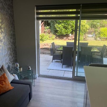 Home In Wirral - Peaceful Contemporary Gem. Buitenkant foto