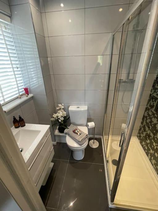 Home In Wirral - Peaceful Contemporary Gem. Buitenkant foto