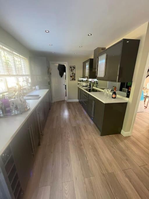 Home In Wirral - Peaceful Contemporary Gem. Buitenkant foto