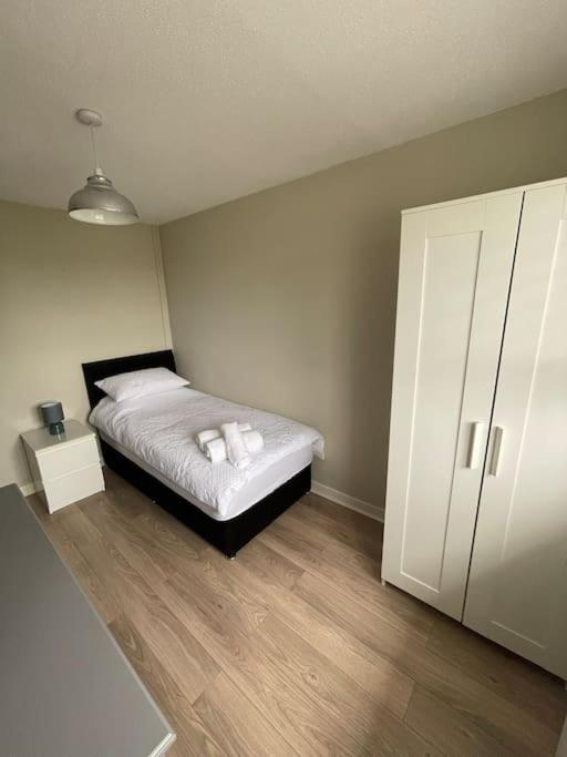 Home In Wirral - Peaceful Contemporary Gem. Buitenkant foto