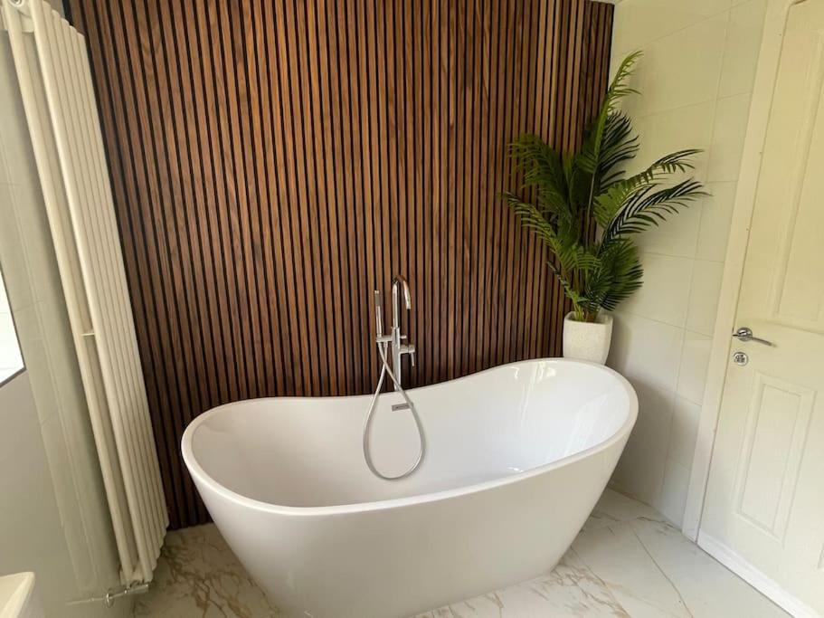 Home In Wirral - Peaceful Contemporary Gem. Buitenkant foto